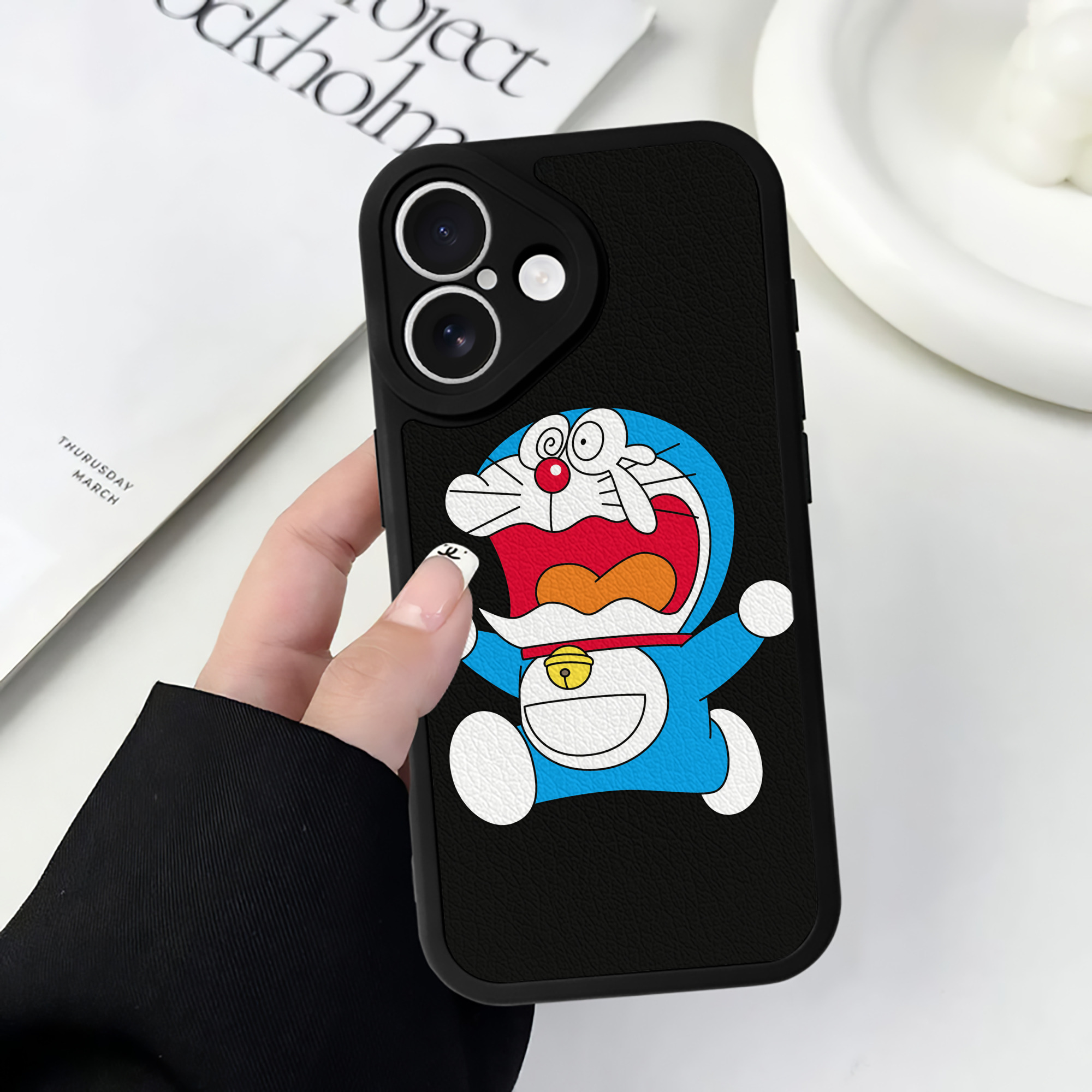 （画像用） ドラえもん Doraemon 【iPhone 16シリーズ対応】シリコンスマホケース（レザー調） 材質：シリコン